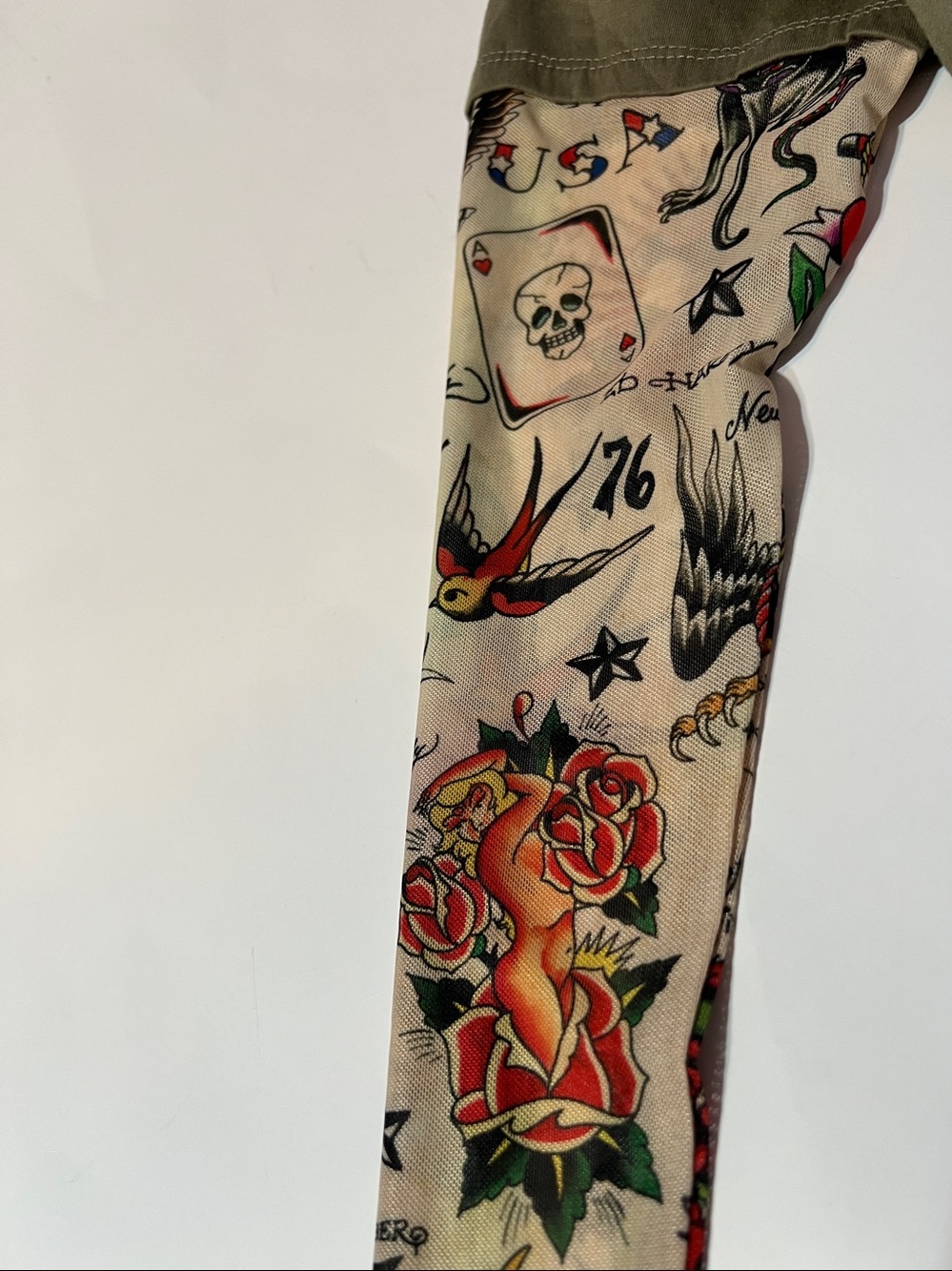 Ed Hardy Women’s Cropped Long-Sleeve Top with Tattoo-Print Sleeves Size Medium - Picture 7 of 7